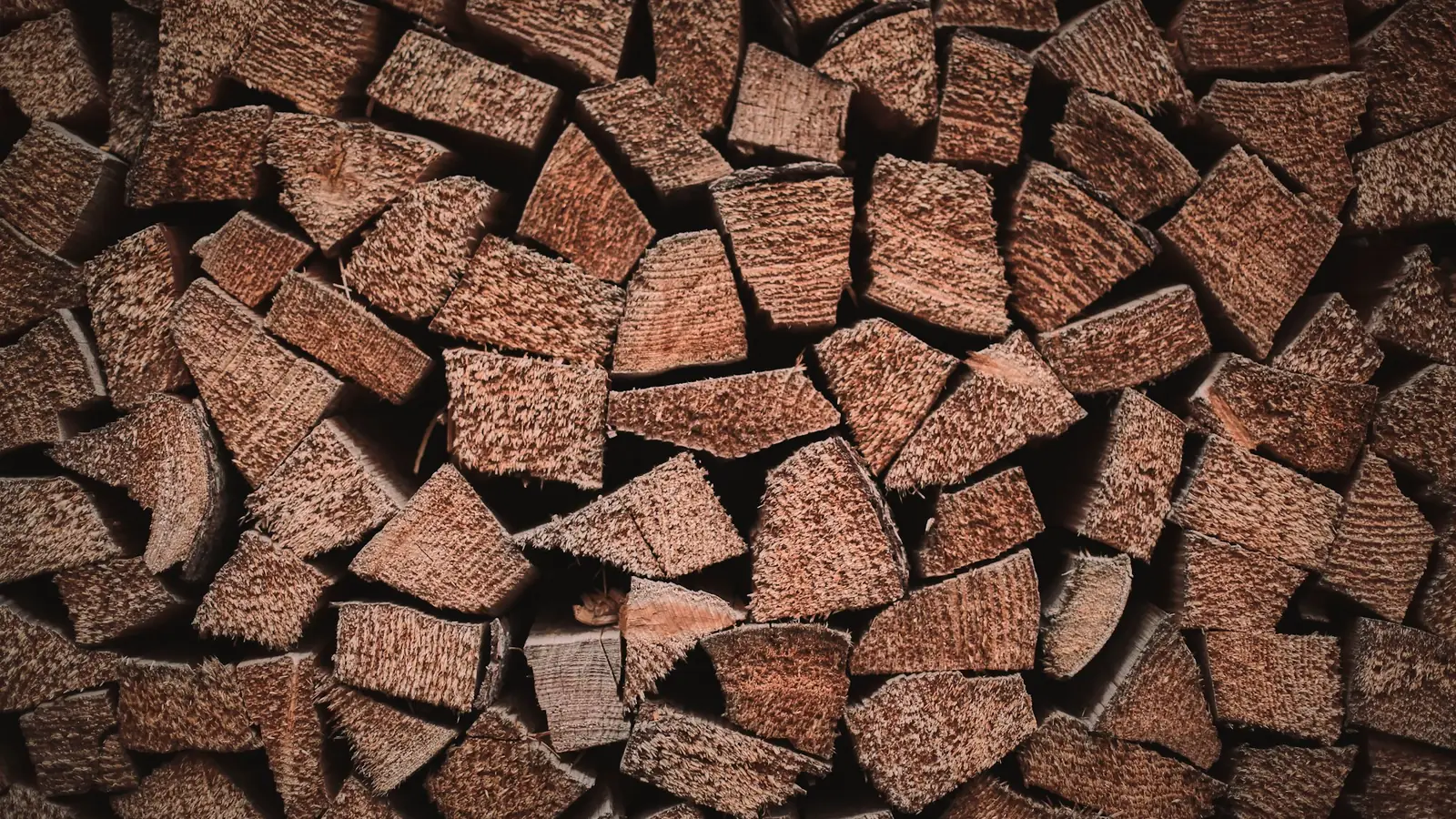 Bûches de bois fendues empilées pour le chauffage