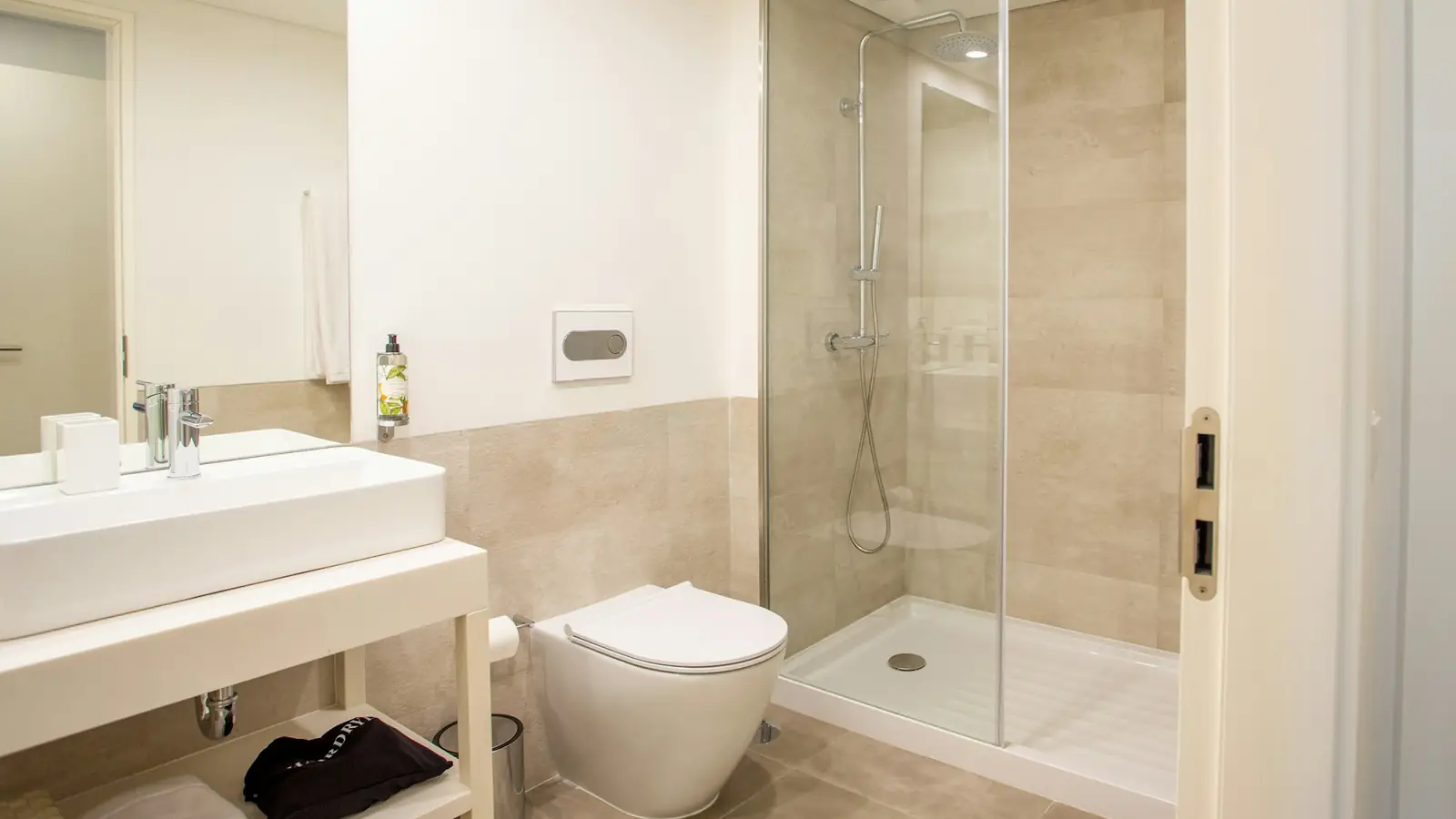 Salle de bain claire avec douche de plain-pied vitrée